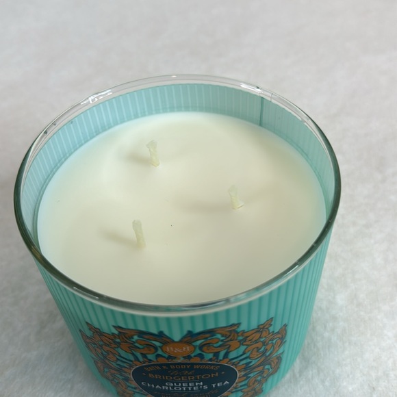 BATH & BODY WORKS NWT BRIDGERTON QUEEN CHARLOTTE’S TEA NEW THREE WICK CANDLE - Picture 3 of 4
